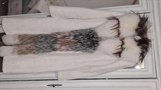 Kaput beli od prirodnog krzna