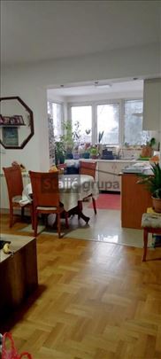 Konforan, svetao dvoiposoban stan