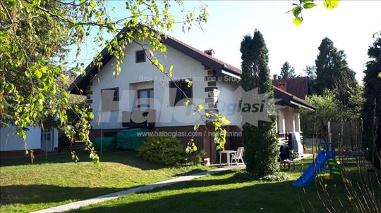 Kuća sa 4 spavaće sobe, kultivisan plac i 10.5 ari