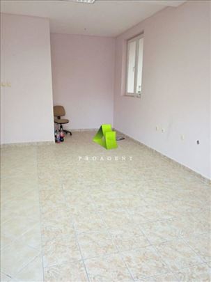 Lokal bez ulaganja na dobroj lokaciji na Paneleju 