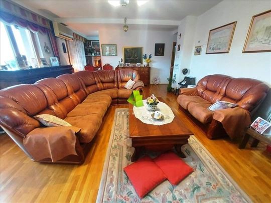 Luksuzan porodičan troiposoban stan u centru ID#73