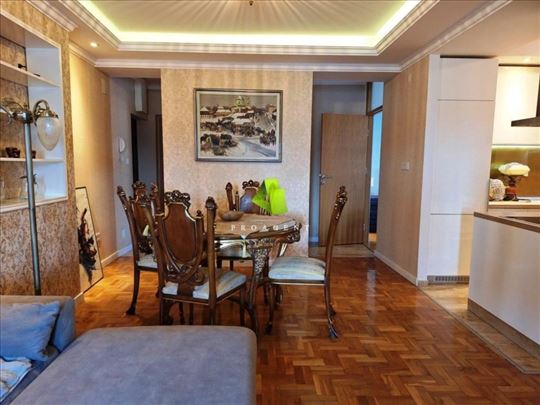 Lux troiposoban stan sa stvarima u strogom centru 