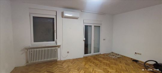 Nenamešten, četvorosoban, parking mesto