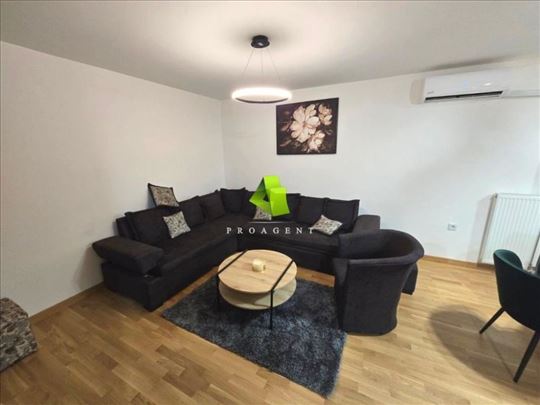 Nov, neuseljavan jednoiposoban stan sa parking mes