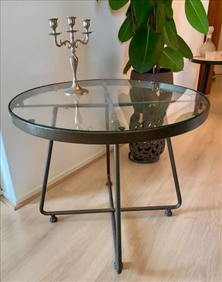 Salonski sto sa konstrukcijom od kovanog gvozdja