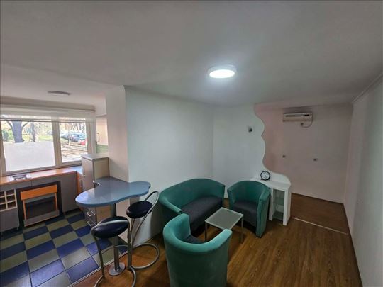 Simpatičan i useljiv dvoiposoban stan na Tesli!