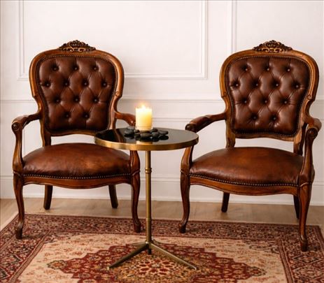 Stilska fotelja – drvo i koža