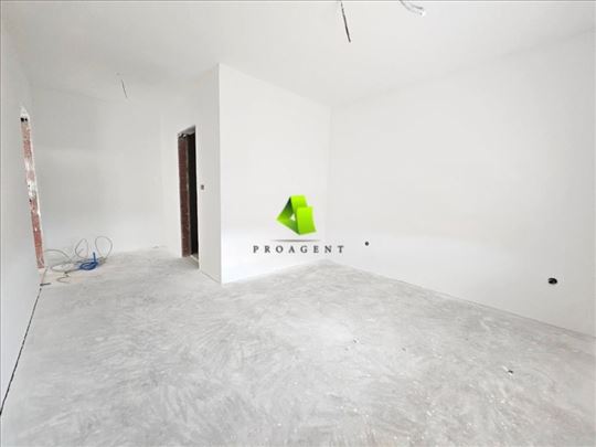 Uskoro useljiva novogradnja sa dvorištem i sadržaj