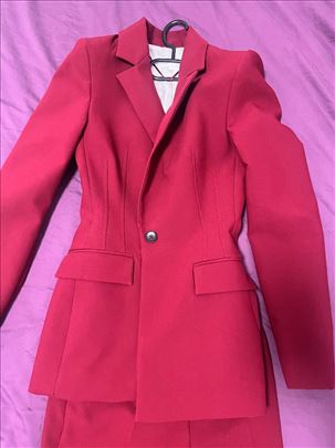 Crveni sako i pantalone