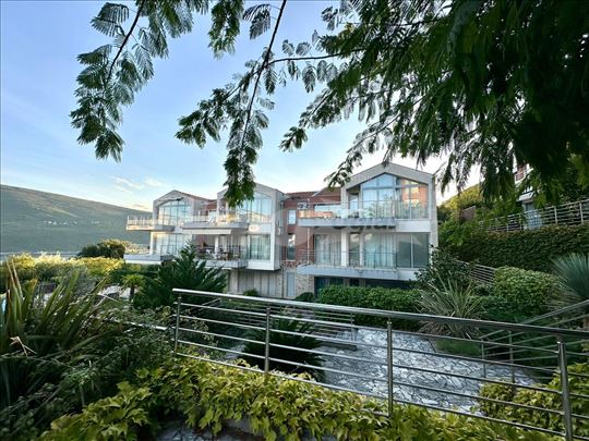 Luksuzan stan 84 m² sa pogledom na more i Lovcen