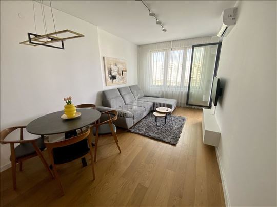 Lux, kompletno namesten