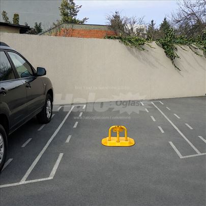 Parking mesto u centru grada - dvorište zgrade