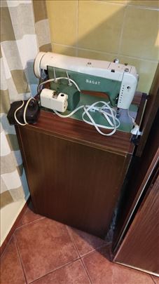 Šivaća mašina u komodi