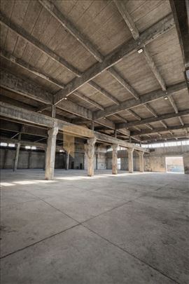 Hala sa dva ulaza + 300m2 kancelarija - Batajnički