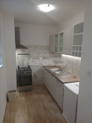 Izdaje se renoviran stan u centru,pogodan za par!