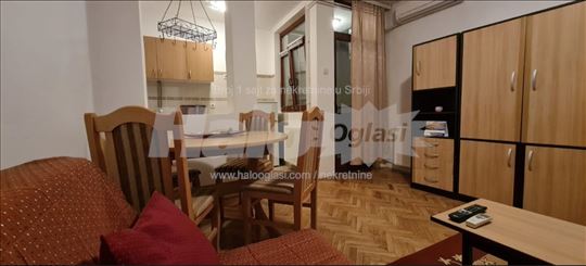 Izdajem komforan namešten dvosoban stan sa pogled