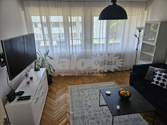 Lep, svetao, renoviran i namešten stan u Bloku 33.