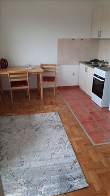 Prodajem trpezarijski sto i dve stolice