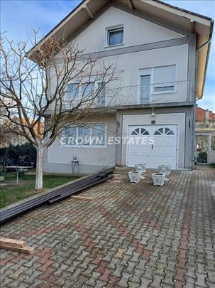 Sremcica Porodicna Uknjizena Kuca Na 8 Ari Placa