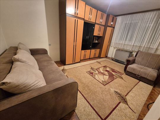 Tesla 1.0 preko puta Aviva 1/4 TA