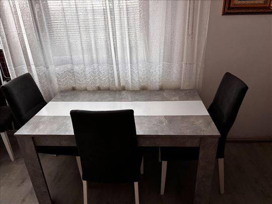 Trpezarijski sto +4 stolice