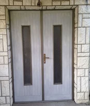 Drvena ulazna vrata za kuću