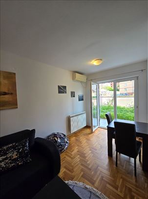 Nova zgrada, dvorište, pet friendly