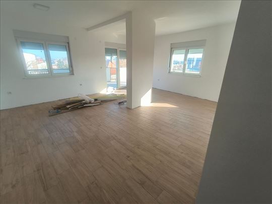 Penthouse za izdavanje-Centar grada.