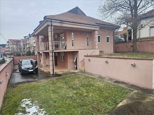 Prostrana kuca u mirnom delu Petlovog brda