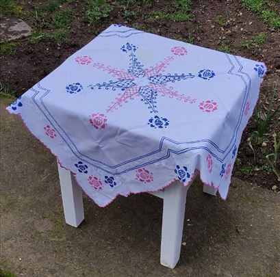 Retro drveni stočić – Stabilan i praktičan 