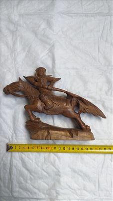 Drvene figure Konjanik ruke koje mole molioc 