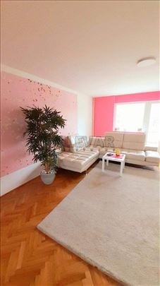 Izdaje se odličan četvorosoban stan kod Pravnog fa