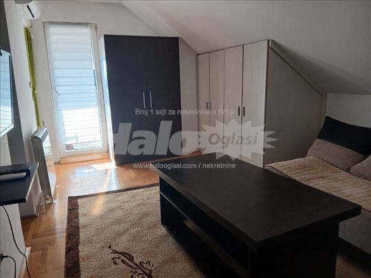 Izdajem namešten stan na Petlovom brdu