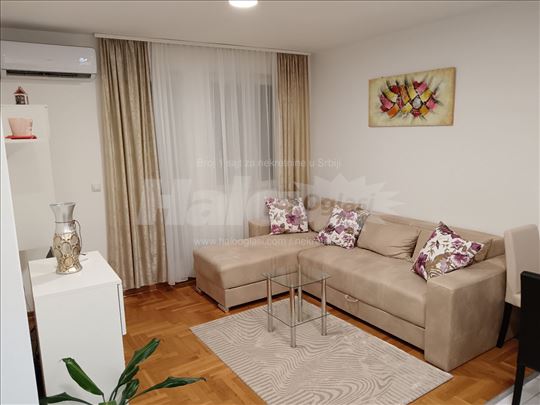 Jedno-iposoban stan izmedju Karaburme i Mirijeva