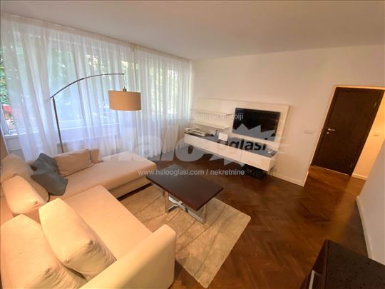 Moderno namešten stan sa pogledom na park