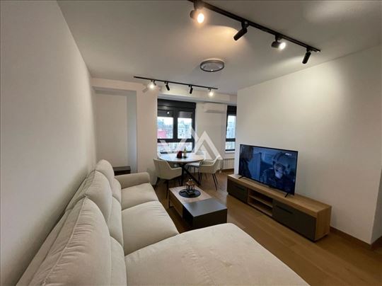 Nov, trosoban stan sa garažom i velikom terasom