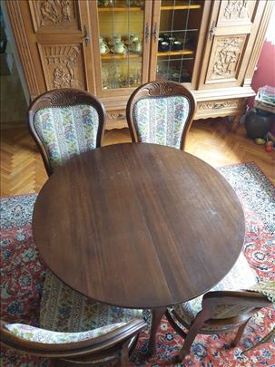 Rasklopivi trpezarijski sto