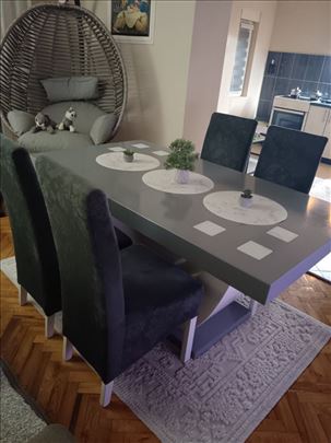 Sto i stolice kuhinjski