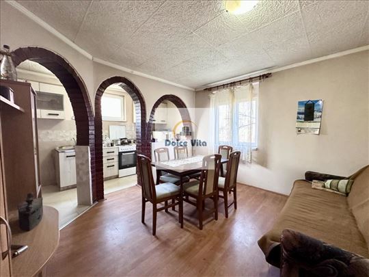 Velika kuća u blizini svih sadržaja. Odlicna cena