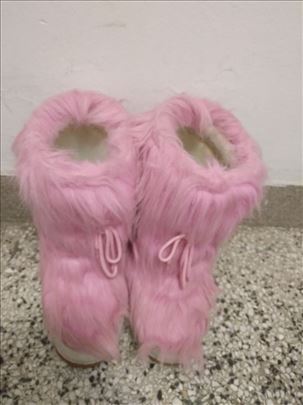 zenske Čizme br.38-39,pukla peta na 1 u duzini 2,5