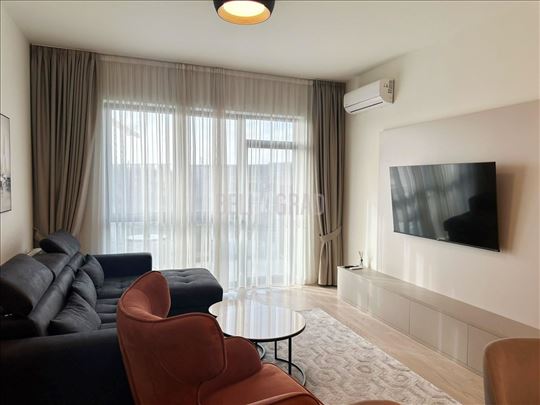 Beograd na vodi, osunčan, parking