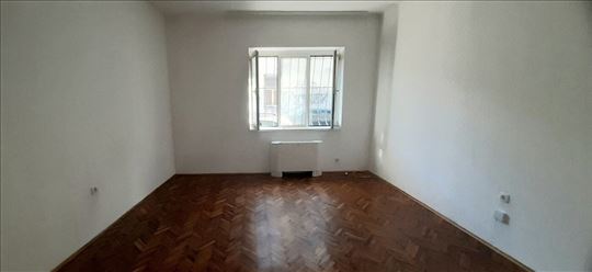 Izdaje se odličan 2.0 stan u centru Zemuna