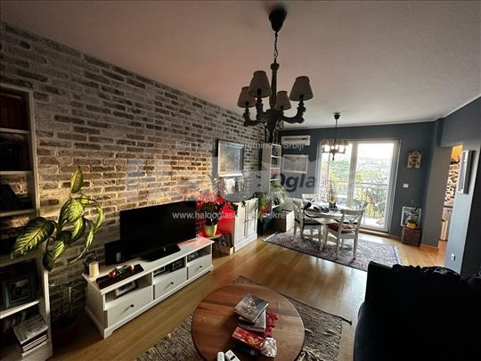 Moderan, svetao, trosoban stan sa garažom