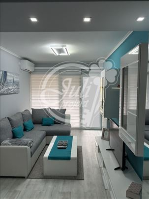 Na prodaju lux stan u Inđiji