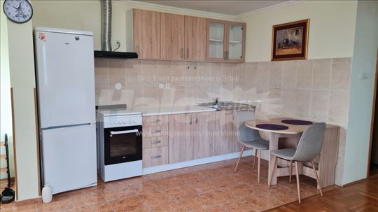 Namešten odličan nov stan u porodičnoj kuci