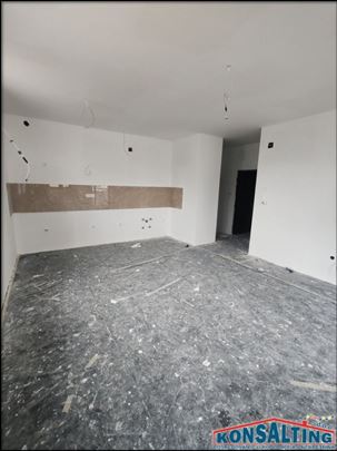 Stan,novogradnja,Novi Banovci,autoput blizu,034-12