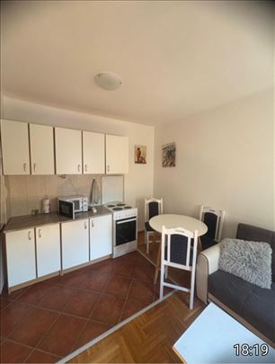 Centar, jednoiposoba, novogradnja,moderno namešten