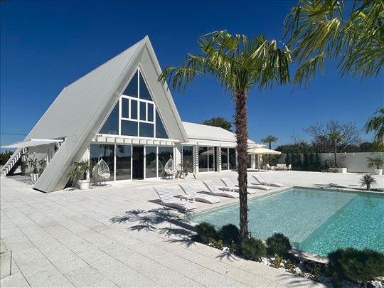 Ekskluzivna ponuda - Moderna luksuzna vila u blizi