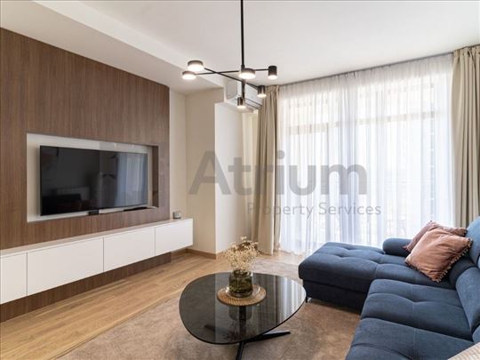 Elegantan trosoban stan sa pogledom na grad