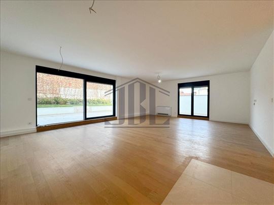 Izdaje se 4.0 stan u prizemlju sa dvorištem